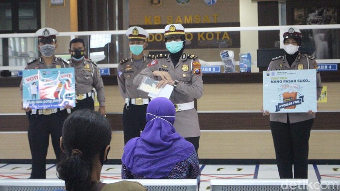 Polisi terus mengajak warga Sidoarjo menyalurkan hak pilihnya di Pilkada 2020. Mereka berharap warga tidak takut datang ke TPS meski masih pandemi COVID-19.