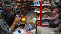 Tak sampai di situ saja, sebelum ada bank yang masuk ke pulau yang berbatasan langsung dengan Selat Malaka ini, ia mesti bolak-balik ke Dumai dengan menggunakan kapal hanya untuk mengisi stok produk di warung dan membawa banyak uang tunai.