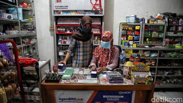 Potret Aktivitas Agen BRILink di Pulau Rupat Salah satu agen BRILink melayani warga di kawasan Pulau Rupat, Bengkalis, Riau, Sabtu (21/11). Kehadiran agen BRILink sangat membantu masyarakat Pulau Rupat.