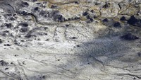 Dalam catatan sejarahnya, gunung ini telah meletus beberapa kali. Sebuah letusan besar pada tahun 1980-an mengubah sebagian besar kenampakan bentang lahan yang ada di wilayah gunung dan pulau. Letusan lain juga terjadi pada tahun 2000 dan membentuk sebuah kawah baru.  