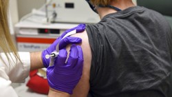 Inggris memulai vaksinasi perdana COVID-19 hari ini, Selasa (8/12/2020). Inggris menjadi negara pertama di dunia yang menyetujui vaksin dari Pfizer/BioNTech.
