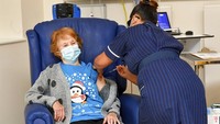 Inggris menjadi negara pertama di dunia yang menyetujui vaksin COVID-19 buatan Pfizer-BioNTech. Vaksinasi massal perdana dilakukan pada Selasa (8/12/2020) dengan pasien pertama berumur 90 tahun bernama Margaret Keenan. Jacob King/Pool via AP  