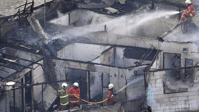 Puluhan Rumah Terbakar di Benhil Petugas pemadam kebakaran mendinginkan sisa bangunan yang terbakar di kawasan Bendungan Hilir, Jakarta Pusat, Selasa (8/12/2020). Sebanyak 12 unit mobil pemadam kebakaran dari Suku Dinas Penanggulangan Kebakaran dan Penyelamatan Jakarta Pusat dikerahkan untuk memadamkan api yang membakar hunian di permukiman tersebut. ANTARA FOTO/Sigid Kurniawan/rwa.
