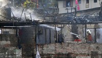 Sebanyak 60 keluarga terdampak kebakaran di rumah semi permanen itu. Kebakaran terjadi di lahan seluas 200 meter.  