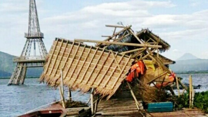 Gazebo tiket destinasi wisata yang ambruk.