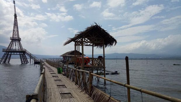 Gazebo tiket destinasi wisata yang ambruk.