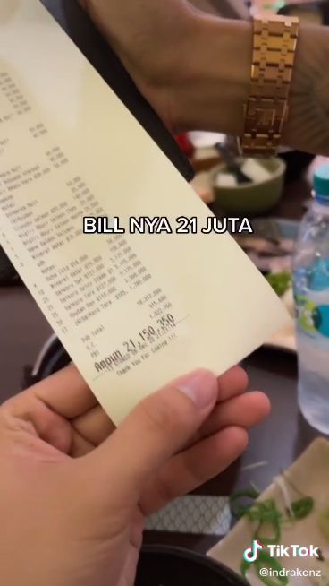 Tajir! Kumpulan Anak Muda Ini Rebutan Traktir Makan Rp 21 Juta di Restoran