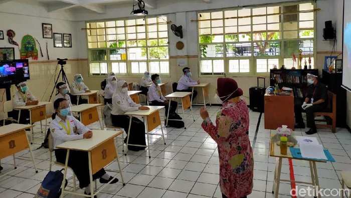 risma jadi guru di sekolah tatap muka
