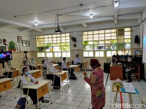Saat Risma Jadi Guru di Simulasi Sekolah Tatap Muka Hari Kedua