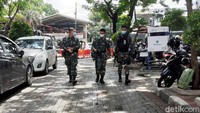 Tak hanya polisi, sejumlah TNI juga terlihat berjaga di kawasan RS Polri Kramat Jati.