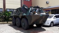 Kendaraan taktis milik TNI pun tampak terparkir di area RS Polri Kramat Jati.