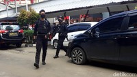 Kapolda Metro Jaya Irjen Fadil Imran menjelaskan, peristiwa tersebut terjadi sekitar pukul 00.30 WIB. Petugas kepolisian mulanya melakukan penyelidikan setelah mendapat informasi adanya rencana pengerahan massa mengawal Habib Rizieq terkait pemeriksaan hari Senin (7/12). Polisi kemudian menyelidiki informasi tersebut dan melakukan pembuntutan. Namun upaya polisi tersebut mendapat perlawanan. Fadli Imran mengungkapkan pengikut Habib Rizieq menyerang para petugas dengan senjata api.