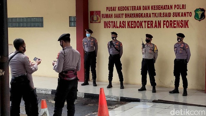 RS Polri Jaktim Dijaga Ketat Polisi-TNI Polisi dan TNI berjaga di RS Polri, Jakarta Timur. Diketahui, enam jenazah pengikut Habib Rizieq yang bentrok dengan polisi masih berada di rumah sakit tersebut