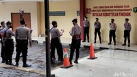 Pasalnya, pemeriksaan forensik 6 jenazah tersebut belum selesai. Karopenmas Divisi Humas Polri, Brigjen Awi Setiyono pun mengatakan  jenazah akan diserahkan ke pihak keluarga apabila pemeriksaan forensik selesai dilakukan. Nantinya kata Awi, penyidik yang akan menyerahkan kepada pihak keluarga.