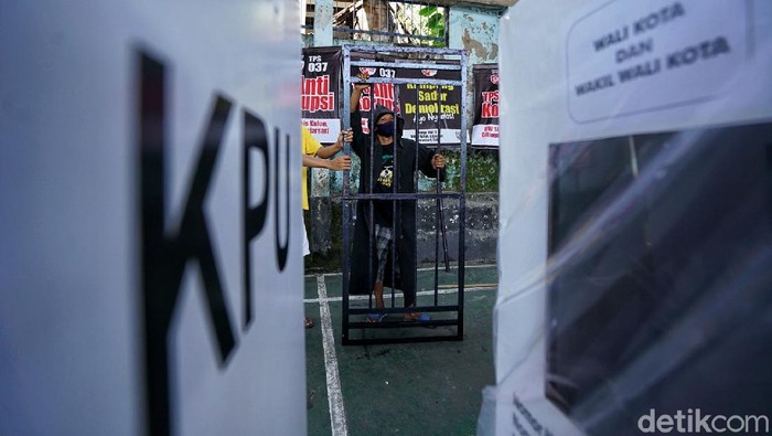 Sebuah TPS unik menarik perhatian warga di kawasan Solo jelang pelaksanaan Pilkada 2020. Tempat pemungutan suara itu bertema antikorupsi.