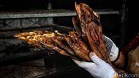 Ia pun mengatakan dalam proses pembuatannya, ikan salai memakan waktu yang lama yaitu sekitar 2 hari. Adapun salai artinya ikan yang diasapi dengan menggunakan bara api. Berbeda dengan ikan bakar, ikan salai akan diasapi dengan menggunakan api dengan sebuah alas yang setiap 2 hari sekali dirolling. 