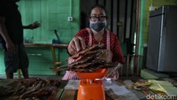 Ikan salai yang ia buat pun dapat bertahan selama 3 bulan lebih dan dapat dibuat olahan makanan yang bermacam-macam. Ia pun menjual produknya dengan harga yang bervariasi mulai dari ukuran seperempat (250 gr) dengan harga Rp 20.000 per bungkus dan 1 kg Rp 80.000.