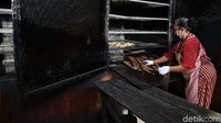 Ali Musa pun mengatakan baru saja menjadi nasabah BRI sekitar 4 bulan dengan melakukan peminjaman KUR. Ia pun menggunakan KUR tersebut untuk mengganti gelang istrinya yang pernah dijual untuk menjadi modal kerja dan juga untuk membantu nelayan.