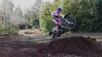 Meski melaju dengan kecepatan rendah, Sarah Lenzi tak mampu menghindari tabrakan dengan kendaraan off-road tersebut. Saat pengereman, roda depan motornya kehilangan daya cengkram. Gadis itu kehilangan keseimbangan dan kepalanya membentur bagian depan kendaraan dengan keras ketika dia jatuh. Foto: instagram @_saralenzii_
