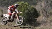 Sara Lezi menghembuskan nyawa saat berkompetisi di Rally Sandalion, ajang yang juga diikuti eks rider Ducati, Danilo Petrucci. Ia tewas usai bertabrakan dengan mobil Sport Utility Vehicles (SUV) Jeep, Minggu (6/12/2020) Foto: instagram @_saralenzii_