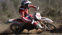 Gadis itu mengendarai motor Beta dari Beta Dirt Racing Team. Menurut laporan kecelakaan, dia sedang melakukan perjalanan menuruni jalan sempit dan beraspal menuruni bukit, namun ia dihadapkan dengan sebuah Jeep, yang berjalan dari arah berlawanan. Foto: instagram @_saralenzii_