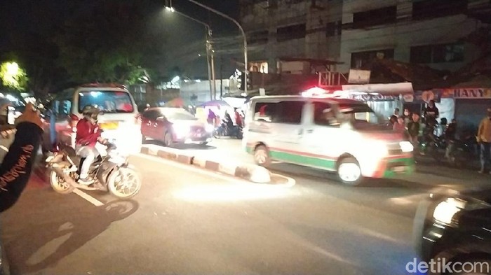 Satu ambulans tampak meninggalkan kawasan Petamburan.