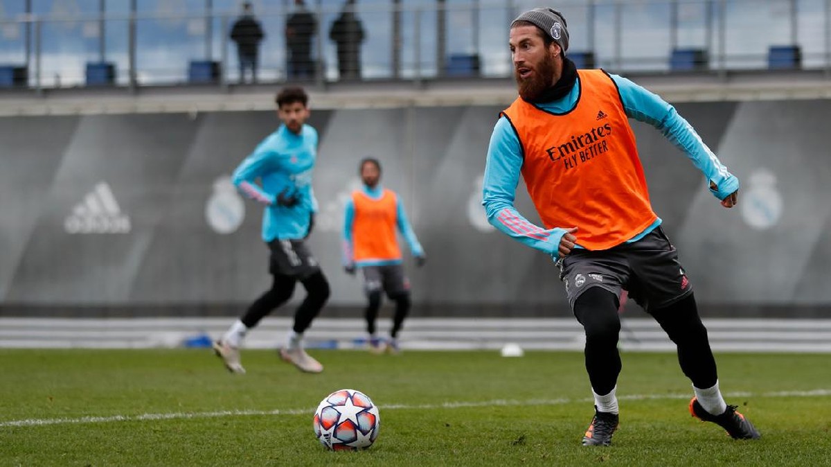 Ramos sudah kembali berlatih dengan Madrid. Foto: Twitter @realmadriden