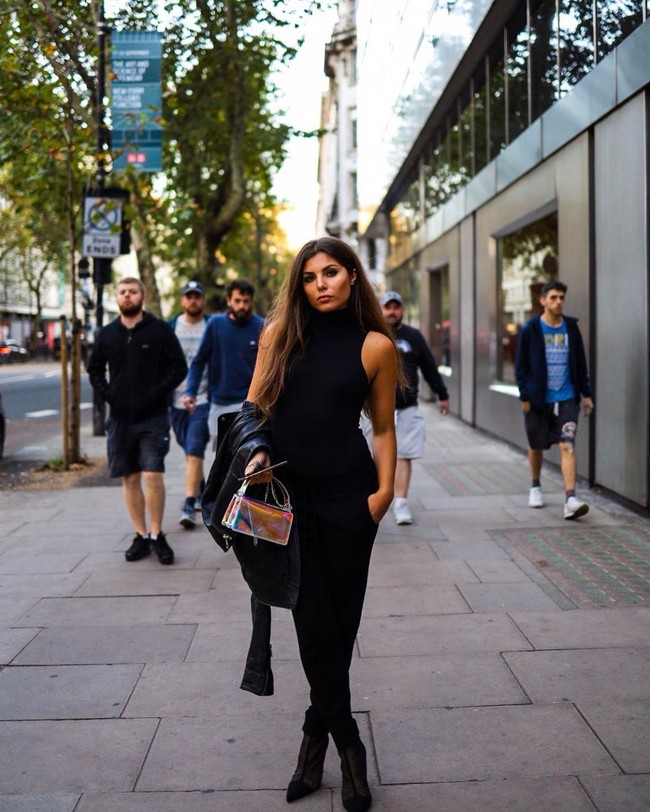 Karena benjolan tersebut, Stina mendapatkan bully saat ia kecil. Ia kemudian memohon kepada orangtuanya untuk membiayainya untuk operasi plastik. Foto: Instagram