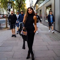 Karena benjolan tersebut, Stina mendapatkan bully saat ia kecil. Ia kemudian memohon kepada orangtuanya untuk membiayainya untuk operasi plastik. Foto: Instagram