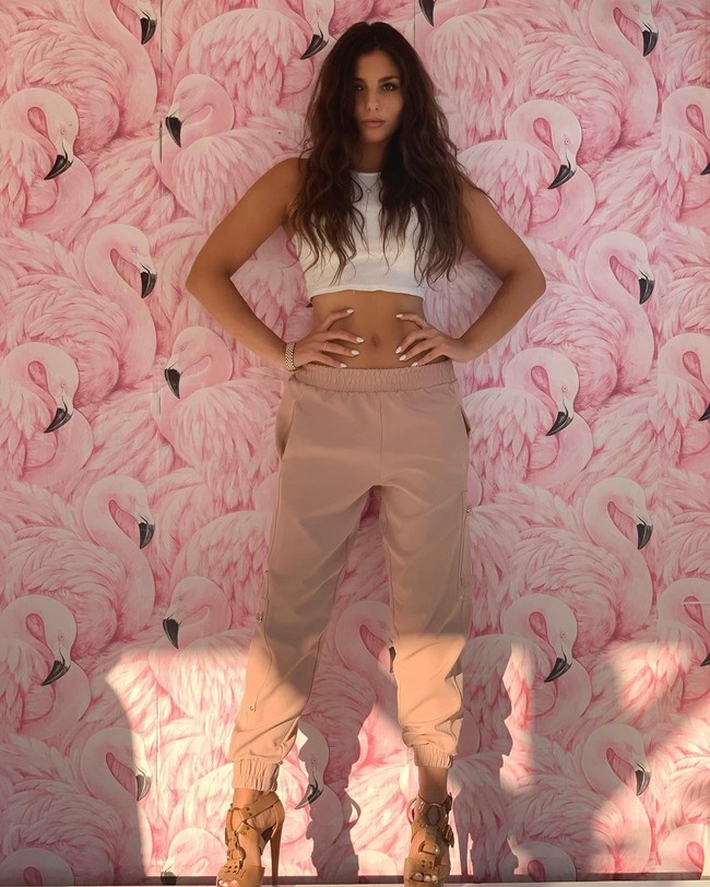 Aku lahir dengan benjolan di sudut dalam kelopak mata. Itu membuat kelopak mata aku sedikit terkulai tapi tidak mempengaruhi penglihatanku sama sekali. Satu-satunya yang mempengaruhiku adalah kepercayaan diriku, ucap Stina. Foto: Instagram