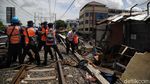 Tertibkan Area Pinggir Rel Kereta, Kafe di Gang Rayal Dibongkar