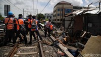 Diketahui ada 160 bangunan yang ditertibkan di lokasi tersebut.