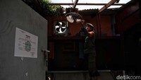 Ratusan petugas Satpol PP dan petugas KAI pun dikerahkan untuk membongkar bangunan liar di pinggiran rel kereta tersebut.