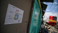 Penertiban tersebut dilakukan selain karena melanggar aturan perizinan mendirikan bangunan, lokasi tersebut juga kerap dijadikan sebagai lokasi kerumunan yang memiliki risiko cukup tinggi terjadinya penyebaran virus Corona