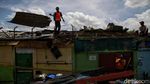 Tertibkan Area Pinggir Rel Kereta, Kafe di Gang Rayal Dibongkar
