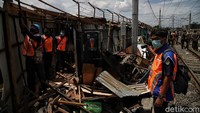 Pasalnya, lokasi bangunan liar yang berada di pinggir rel kereta tak memungkinkan jika menggunakan alat berat.
