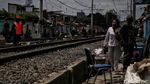 Tertibkan Area Pinggir Rel Kereta, Kafe di Gang Rayal Dibongkar