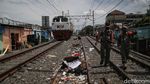 Tertibkan Area Pinggir Rel Kereta, Kafe di Gang Rayal Dibongkar