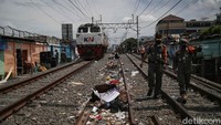 Sejumlah petugas Satpol PP dan petugas KAI membongkar bangunan liar yang berada di pinggir rel kereta, Gang Royal, Penjaringan, Jakarta Utara, Selasa (8/12/2020).