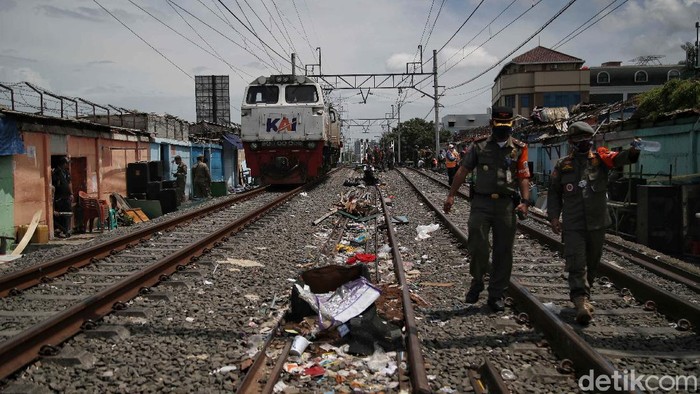Tertibkan Area Pinggir Rel Kereta, Bangunan Liar di Jakut Dibongkar Petugas Satpol PP dan Petugas KAI bongkar bangunan liar di pinggir rel kereta api Jakarta Utara. Sebelum dibongkar, bangunan liar di kawasan itu telah disegel.