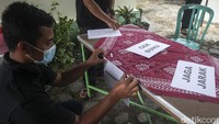 Tujuan relokasi TPS adalah agar warga yang dipengungsian tidak perlu kembali ke Kalitengah Lor untuk memilih.
