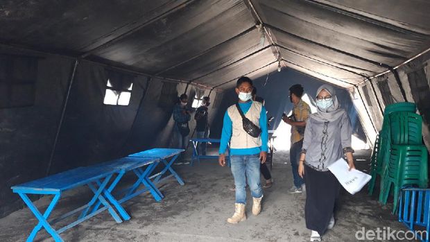 TPS di lokasi pengungsi Gunung Merapi dari Boyolali di Desa Tlogolele. Petugas mengecek persiapan jelang Pilkada Boyolali 9 Desember 2020 besok, Selasa (8/12/2020).