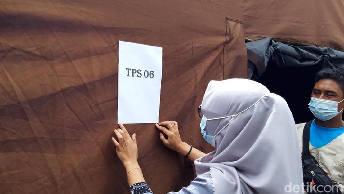 TPS di lokasi pengungsi Gunung Merapi dari Boyolali di Desa Tlogolele. Petugas mengecek persiapan jelang Pilkada Boyolali 9 Desember 2020 besok, Selasa (8/12/2020).