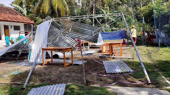 TPS di Pangadaran ambruk dihantam angin kencang.