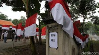 TPS tersebut dihiasi bendera merah putih.