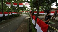 Ada sekitar 200 bendera Merah Putih yang di pasang di sekitar lokasi TPS.