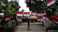 Warga memasang bendera Merah Putih di TPS 01, Jarak, Sukoharjo, Jateng, Selasa (8/12).