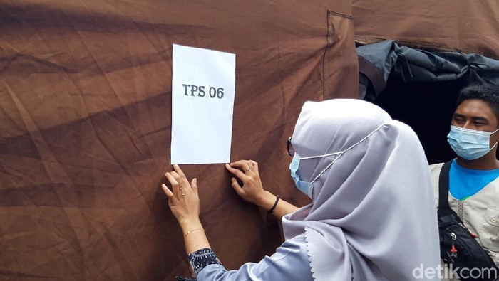Dua Tempat Pemungutan Suara (TPS) Pemilihan Kepala Daerah (Pilkada) Boyolali, di wilayah Kawasan Rawan Bencana (KRB) III direlokasi. Salah satunya TPS didirikan di lokasi pengungsian.