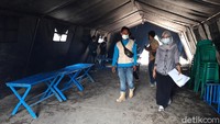 PPS dan KPPS TPS 6, mulai mempersiapkan sejumlah logistik Pilkada seperti memasang meja dan kursi yang diperlukan untuk pemungutan suara.  