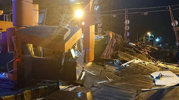 Truk tabrak loket pintu tol Pelabuhan Bakauheni (Foto: dok istimewa)